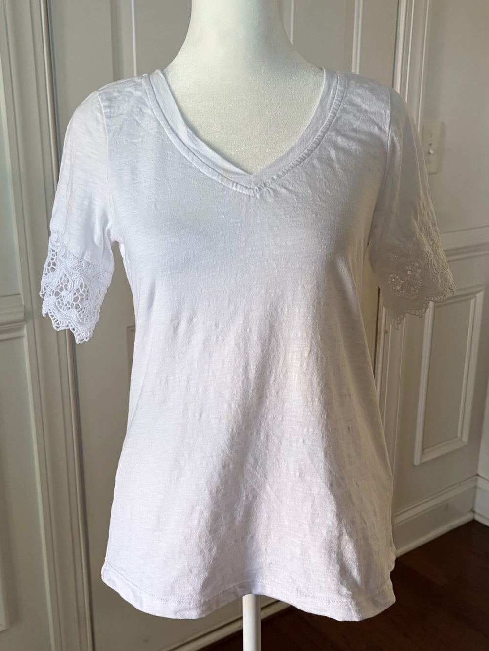 April Cornell White V-Neck Tee with Lace Short Sleeves Size XXS